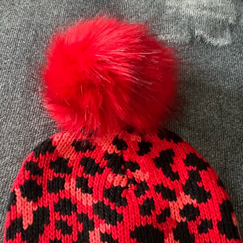 NWT Fabletics Red Leopard Beanie with Pom Pom - Picture 6 of 8